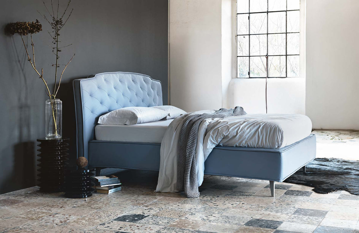Letto Noctis Frank h27 - fotografia ufficiale del modello; rivestimento e ambientazione illustrativi