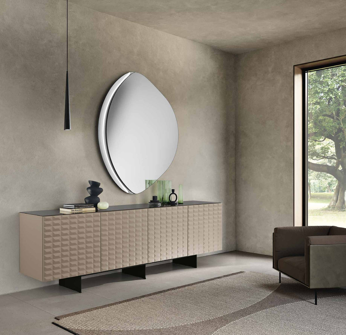 Specchio Acai Capodarte naturale 131 × 149 cm, ambientazione sopra una madia