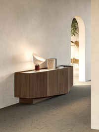 Devina Nais Cleo — ambientazione in legno