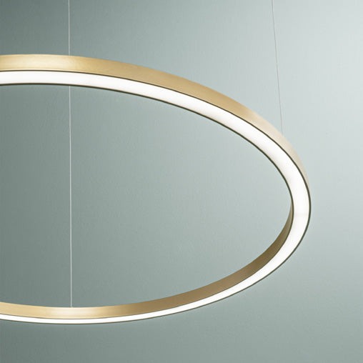 Dettaglio dell’anello e del diffusore bianco HOOP oro