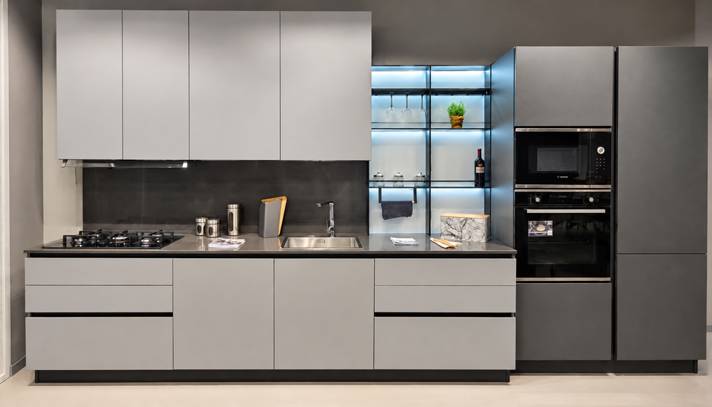 Cucina Stosa Infinity da esposizione: composizione lineare con finiture Grigio Freddo e Canna di Fucile