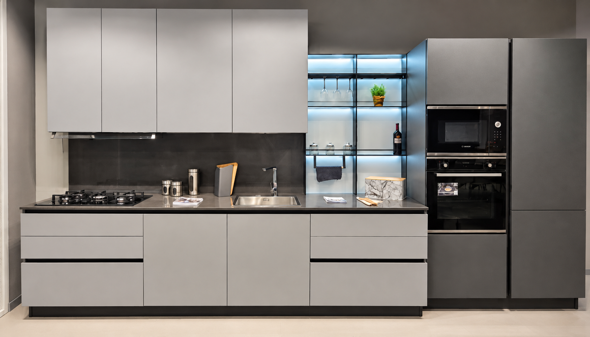 Cucina Stosa Infinity da esposizione: composizione lineare con finiture Grigio Freddo e Canna di Fucile