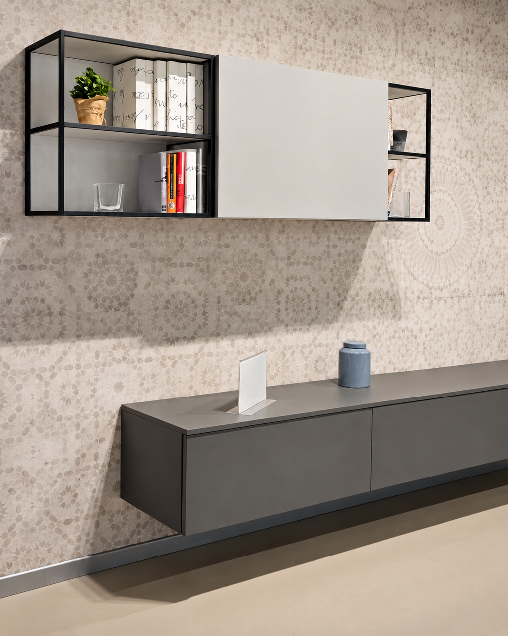 Vista laterale del living Stosa Infinity con basi sospese e pensili asimmetrici