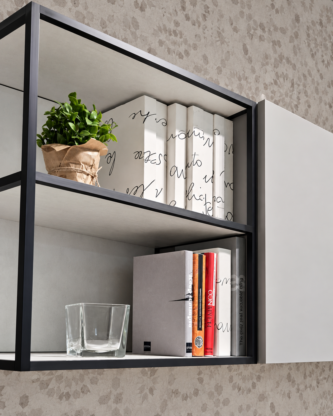 Elemento a giorno Size da 60 cm con struttura Nero spazzolato e finitura Cemento Bianco