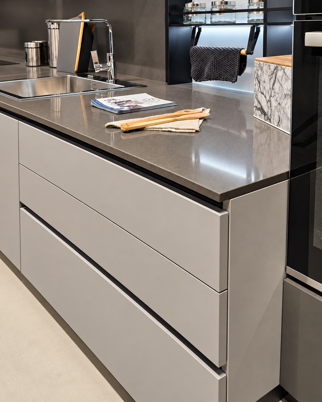 Dettaglio del top Cloudy Black spessore 2 cm e cassetti Grigio Freddo con gola nera