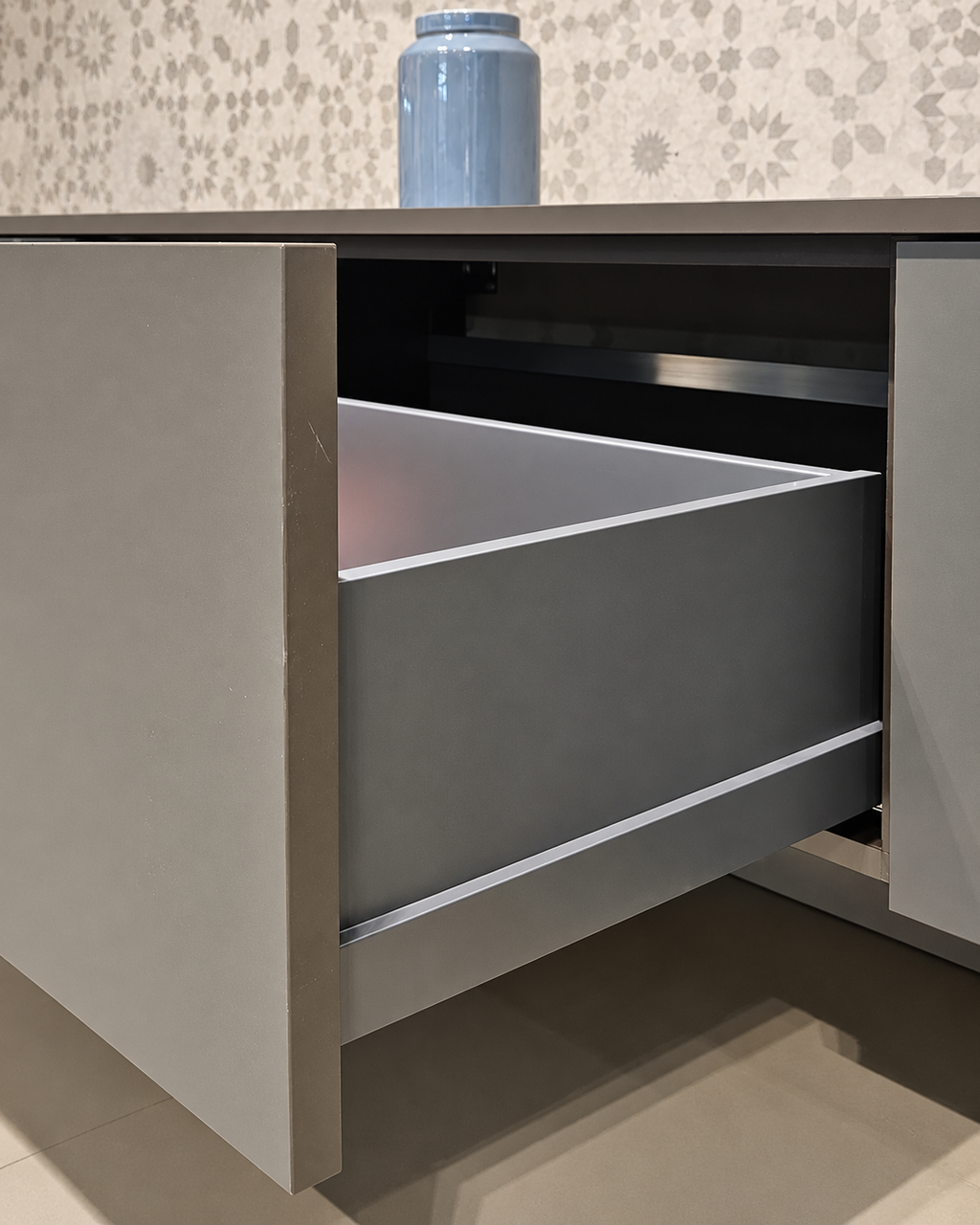 Cestone estraibile del living Stosa Infinity con apertura push-pull e dettaglio delle condizioni da esposizione