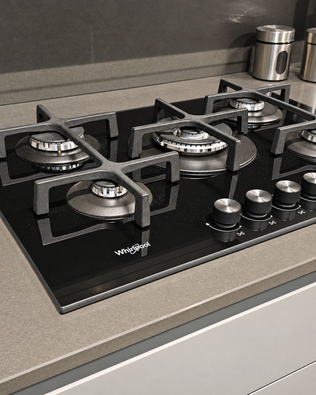 Piano cottura Whirlpool da 75 cm in vetro nero a cinque fuochi effettivamente presente in esposizione