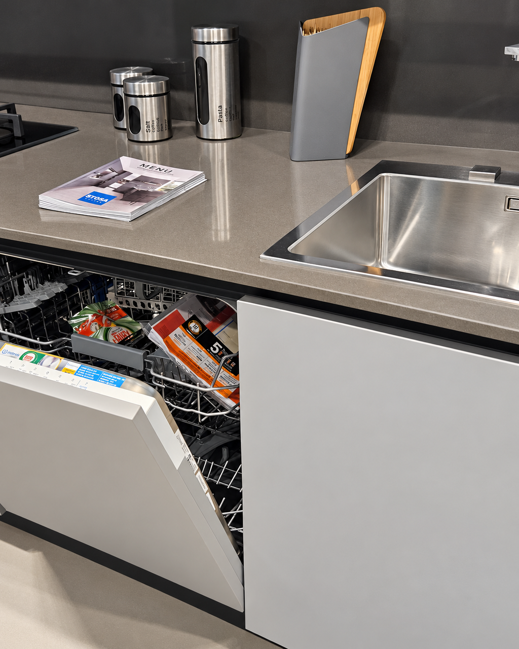 Lavastoviglie Indesit integrata da 60 cm, aperta nella cucina Infinity