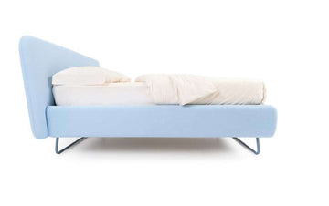 Letto Noctis Doxy Wide h27 - fotografia ufficiale del modello; rivestimento e ambientazione illustrativi